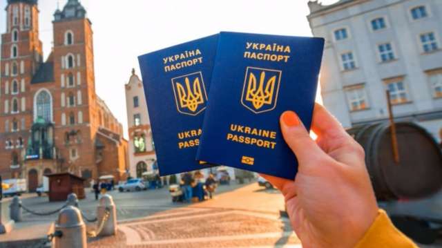 Громадянам України й надалі дозволено перетинати кордон за українськими паспортами