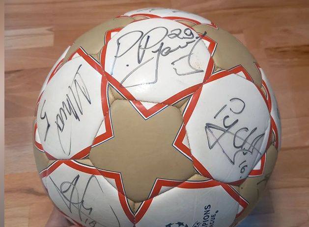 Фани розігрують м'яч із автографами футболістів «Дніпра»