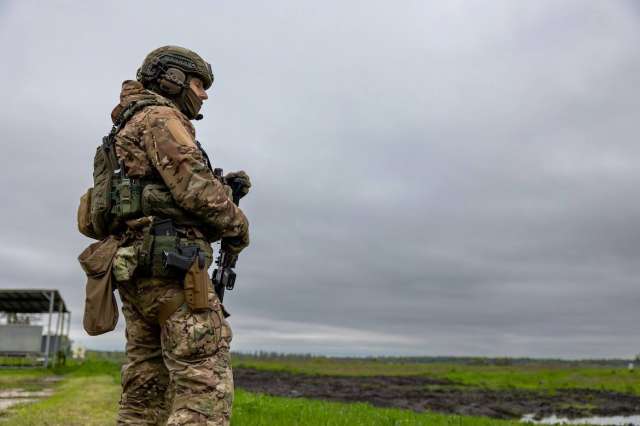 Вони мріють обійняти перед сном дитину.