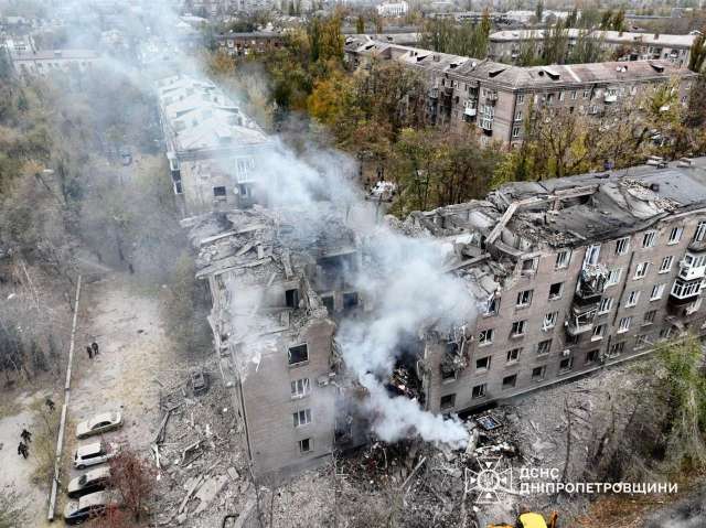 Кривий Ріг. Звичайна п’ятиповерхівка, по якій російські терористи вдарили ракетою.