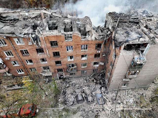 Кривий Ріг. Звичайна п’ятиповерхівка, по якій російські терористи вдарили ракетою.