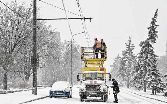 Уряд запроваджує доплати енергетикам, які працюють у ремонтно-відновлювальних бригадах