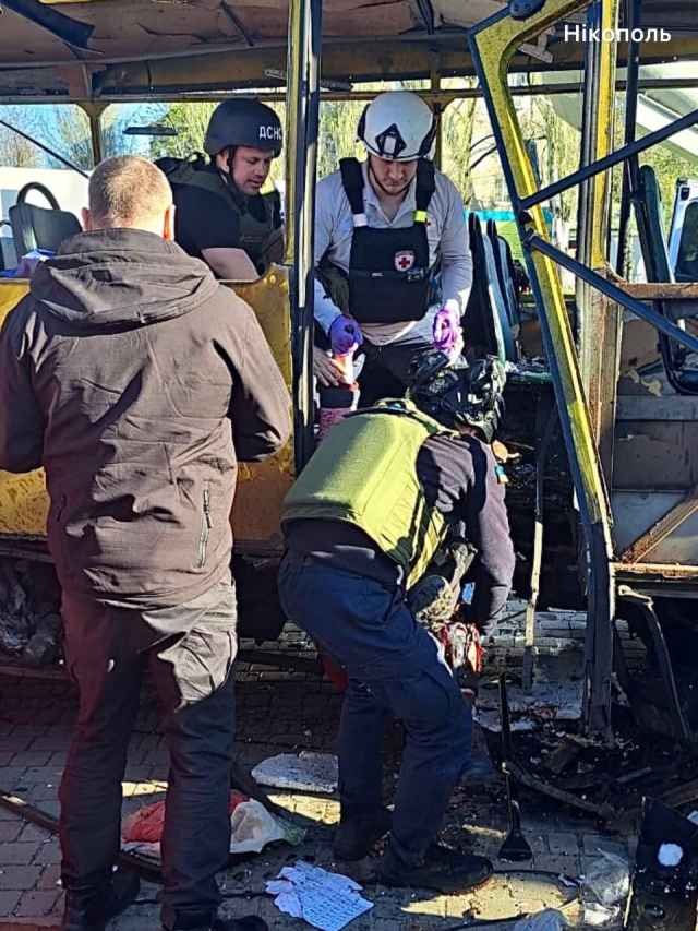 Росіяни вдарили FPV по пасажирському автобусу в Нікополі.