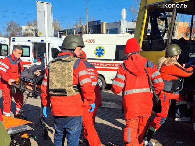 Росіяни вдарили FPV по пасажирському автобусу в Нікополі.