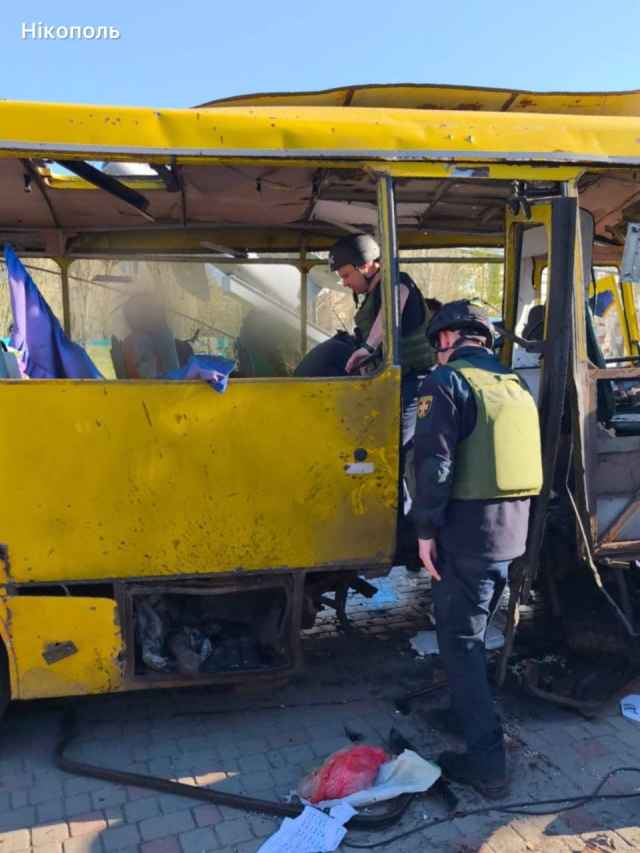 Росіяни вдарили FPV по пасажирському автобусу в Нікополі.