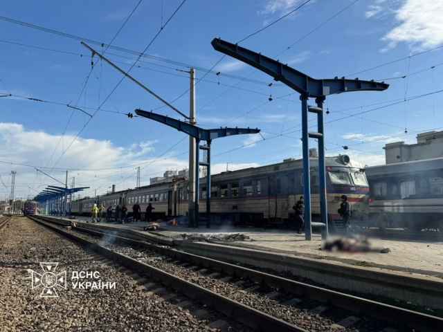 Жахливий російський удар по залізничному вокзалу в Дніпрі