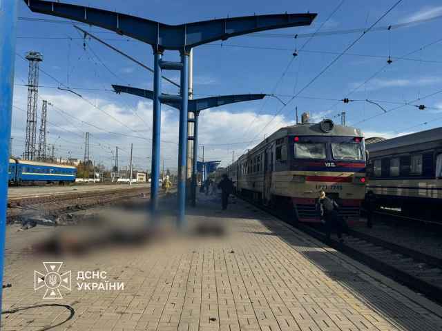 Жахливий російський удар по залізничному вокзалу в Дніпрі